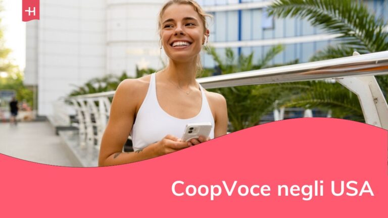 Giovane donna sorridente che utilizza uno smartphone mentre fa jogging e pratica sport al mattino con un elegante abbigliamento sportivo.