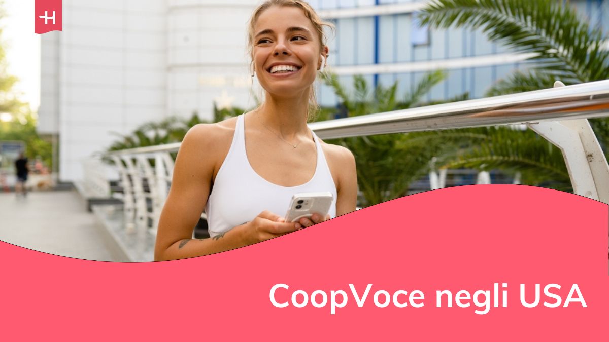 Giovane donna sorridente che utilizza uno smartphone mentre fa jogging e pratica sport al mattino con un elegante abbigliamento sportivo.