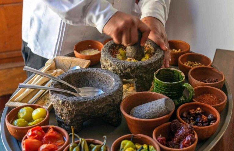 Preparazione della salsa al peperoncino Pasilla.