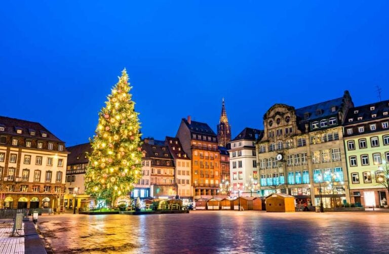 Albero di Natale al famoso mercatino di Natale di Strasburgo di notte - Alsazia, Francia