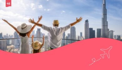 Una famiglia felice in vacanza in città si gode la vista panoramica sullo skyline di Dubai, Emirati Arabi Uniti.