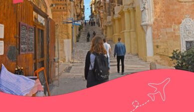 Come studiare a Malta da straniero: studente che percorre le strade di Malta con lo zaino in spalla