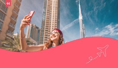 Ragazza asiatica felice che scatta selfie per il suo blog di viaggi, nel centro di Dubai.