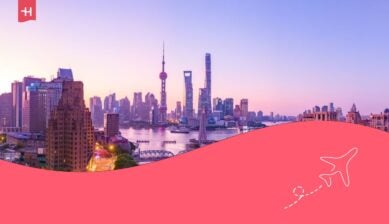 Vista aerea dello skyline di Shanghai con bellissime nuvole di fuoco all'alba