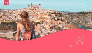 Turista a Toledo mentre ammira la vista panoramica della città - Spagna