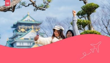 Due amici asiatici che passeggiano a Osaka