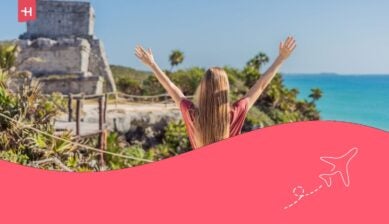 Turista che si gode il panorama Città fortificata Maya precolombiana di Tulum, Quintana Roo, Messico