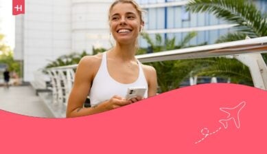 donna che usa lo smartphone mentre fa jogging e pratica sport al mattino