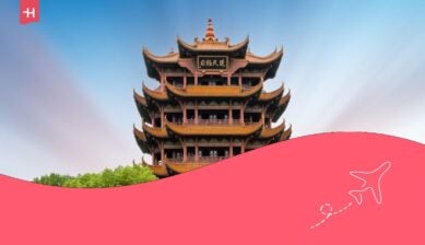 Torre gru gialla contro il cielo blu a Wuhan, Cina.