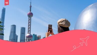 Giovane turista in viaggio che scatta una foto a Shanghai, Cina