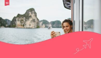 Donna, selfie e sorriso in barca turistica con viaggio, acqua e memoria in vacanza sull'isola tropicale.