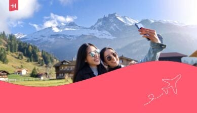 Selfie che ritrae lo stile di vita di due giovani amiche che si divertono insieme a Kandersteg, in Svizzera.