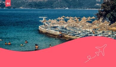 Persone che nuotano sulla spiaggia di Saranda, Albania