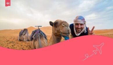 Uomo felice sorridente scatta foto selfie con un cammello