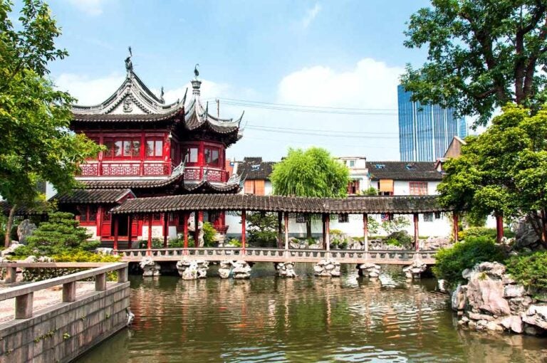 Architettura tradizionale cinese, padiglione, ponte sul laghetto nel Giardino di Yuyuan, Shanghai, Cina, Asia.