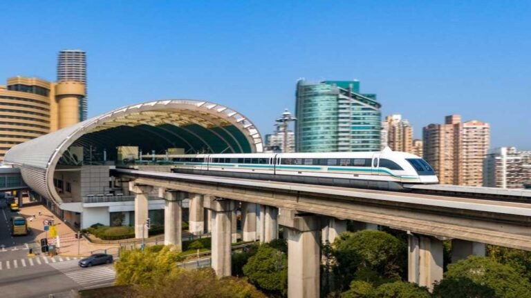 Il treno Maglev di Shanghai in partenza dal binario