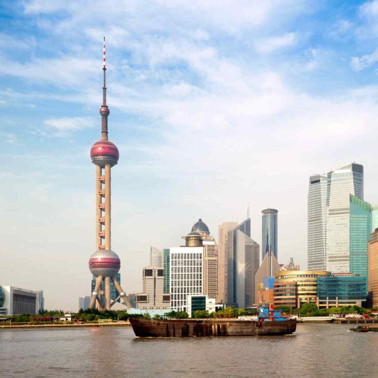 Panorama della città di Shanghai, con la Torre della Perla Orientale, simbolo di Shanghai, accanto al fiume Huangpu