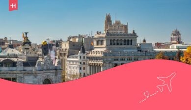 Madrid, Spagna, vista dall'alto dello skyline della città in Calle Alcalá con il fogliame autunnale