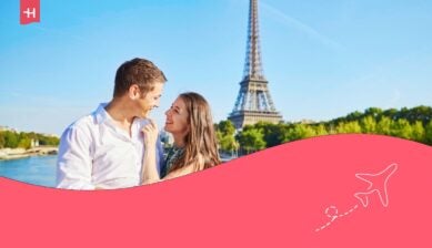 Giovane coppia durante una serata romantica vicino alla Torre Eiffel su un ponte sulla Senna a Parigi, Francia