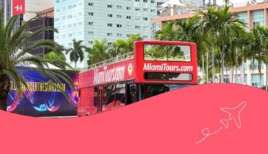 autobus turistico a due piani in centro a Miami.