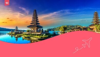 Panorama dell'alba al tempio Pura Ulun Danu Beratan Bedugul su un lago a Bali, Indonesia