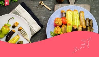 Cucina araba; piatto tradizionale egizio"Mahshy"o «Dolma». Zucchine ripiene, melanzane, pomodori, peperoni e foglie di vite.Vista dall'alto per deliziose verdure ripiene.