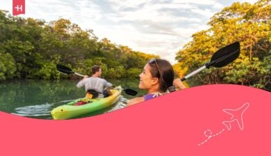 Coppia kayak insieme nel fiume mangrovie delle Keys, Florida, Stati Uniti d'America.