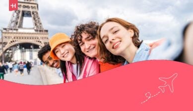 Gruppo di giovani amici felici in visita a Parigi e alla Torre Eiffel,