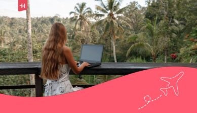 Ragazza che lavora da remoto in uno spazio di coworking all'aperto a Bali.