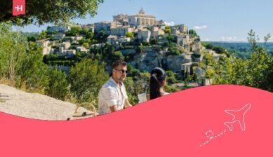 Una coppia di uomini e donne in vacanza nel sud della Francia,