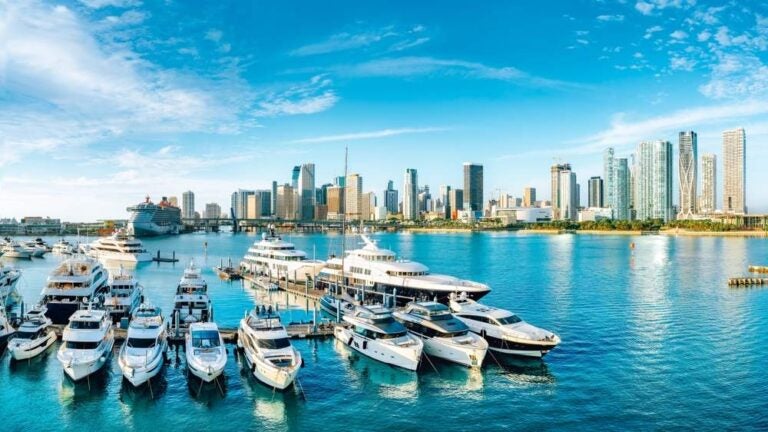 lo skyline di Miami con un porto turistico