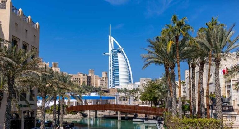 JUMEIRAH BURJ AL ARAB a Dubai di giorno