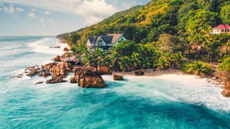 Anse Patates, La Digue, Seychelles: una spiaggia paradisiaca con acque turchesi cristalline, sabbia bianca e morbida e rocce mozzafiato,