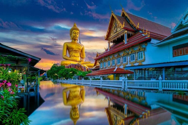 Grande statua di Buddha (Buddha Dhammakaya Dhepmongkol) a Wat Paknam Phasi Charoen (tempio) a Bangkok, Thailandia