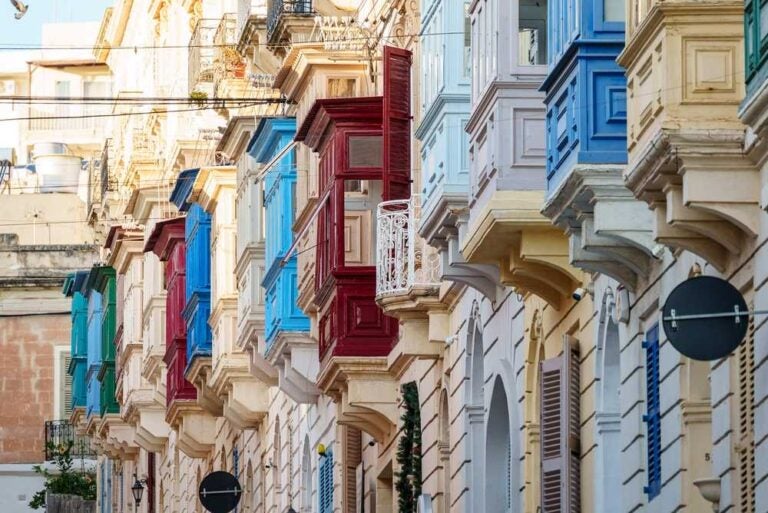 Balconcini colorati su una strada nel quartiere Sliema di La Valletta, Repubblica di Malta, Europa