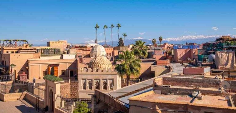 Viaggia per le strade di Marrakech e la Medina, i suoi palazzi e il suk.