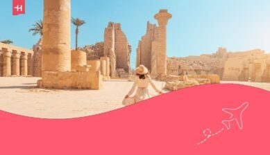 Una viaggiatrice felice esplora le rovine dell'antico tempio di Karnak nella città patrimonio dell'umanità di Luxor, in Egitto