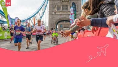 I corridori completano la 41ª Maratona di Londra attraversando il Tower Bridge. Londra - 3 ottobre 2021