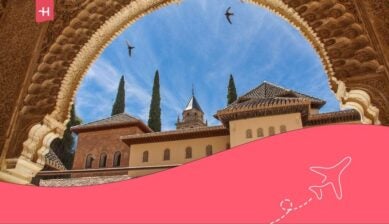 vista di un arco dall'alhambra di granada.