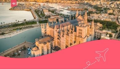 cattedrale di maiorca con il porto sullo sfondo.