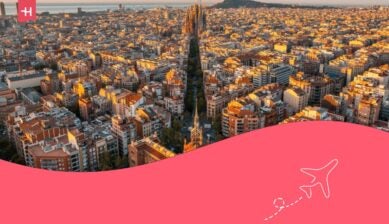 Lo skyline di Barcellona con la Sagrada Familia e l'Ospedale della Santa Croce e di San Paolo (de la Santa Creu i Sant Pau) all'alba.