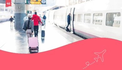 Viaggiatori con valigie rotolanti camminano lungo una piattaforma luminosa e moderna verso un elegante treno ad alta velocità alla stazione di Madrid Puerta de Atocha