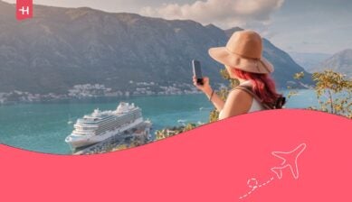 Turista che scatta una foto a una nave da crociera nella splendida baia di Kotor, in Montenegro