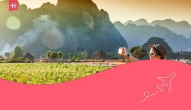 Una bellissima ragazza accompagna il viaggiatore in un panorama ripreso dal cellulare. Viaggio in Asia