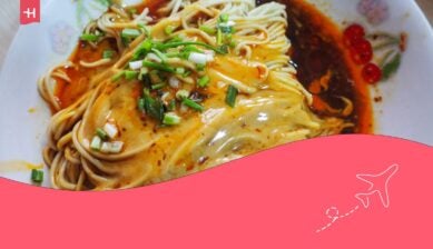 Deliziosi spaghetti alla salsa di sesamo a Shanghai, in Cina, che possono essere serviti anche a colazione.