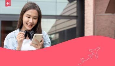 Leggere un ebook sul cellulare nel campus universitario.