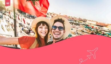 Coppia di turisti felici in visita al mercato di Jamaa el-Fna a Marrakech, in Marocco