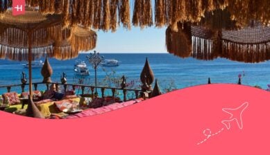 Tappeto vintage color caffè in stile arabo, vista sul mare a Sharm El-Sheikh.