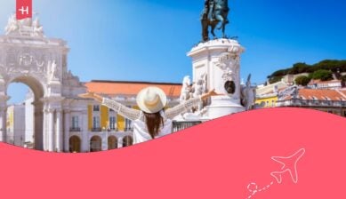 Una turista sorridente passeggia per la Piazza del Commercio in una soleggiata giornata estiva a Lisbona, in Portogallo,
