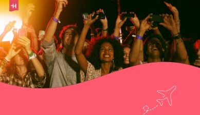 Fan con cellulari dotati di fotocamera che esultano a un festival musicale